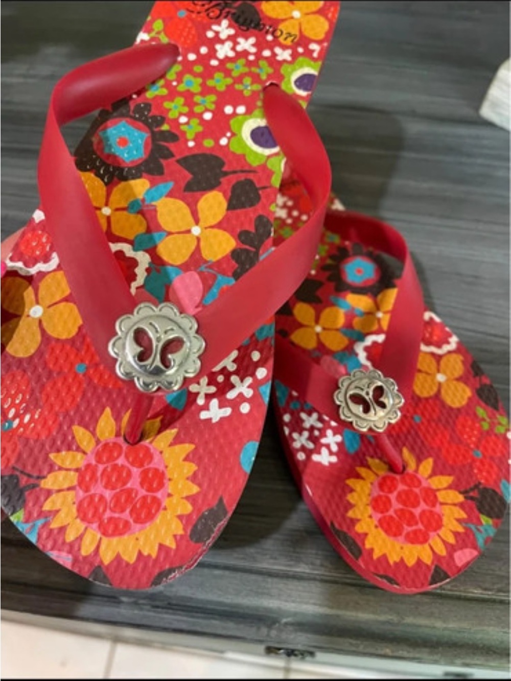 Brighton Floral w/ Red Silver tone butterfly accent rubbe thong Flip Flops Sz 7